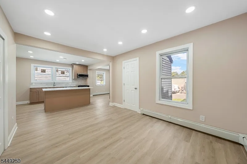 5 bed, 2.0 bath, $4,300 — Photo 2