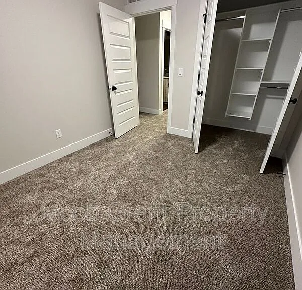826 E Sunnyside Rd #4 — Photo 12