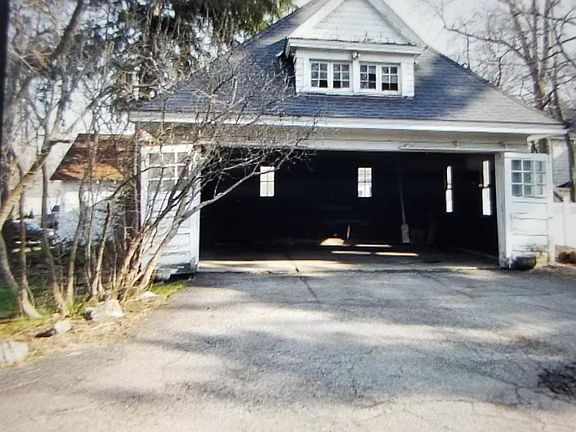 4th image of 841 Center St