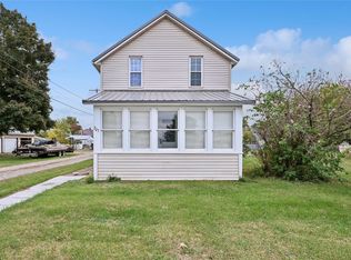705 10th St, Belle Plaine, IA 52208