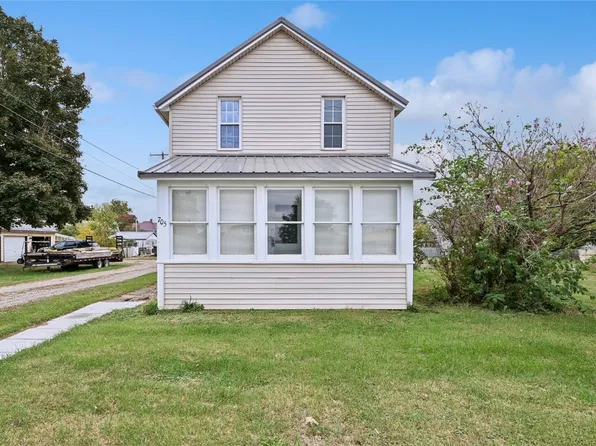 705 10th St, Belle Plaine, IA 52208