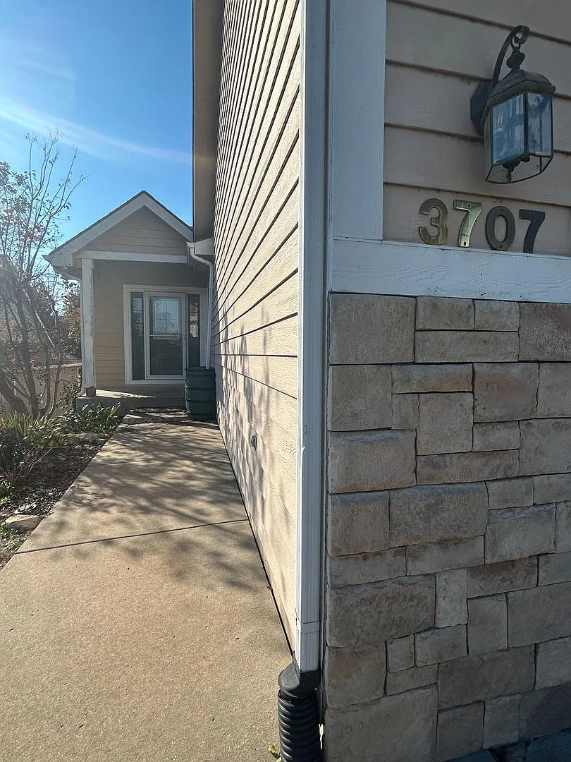 3707 Gunnison Dr. - 4 bedroom duplex — Photo 1