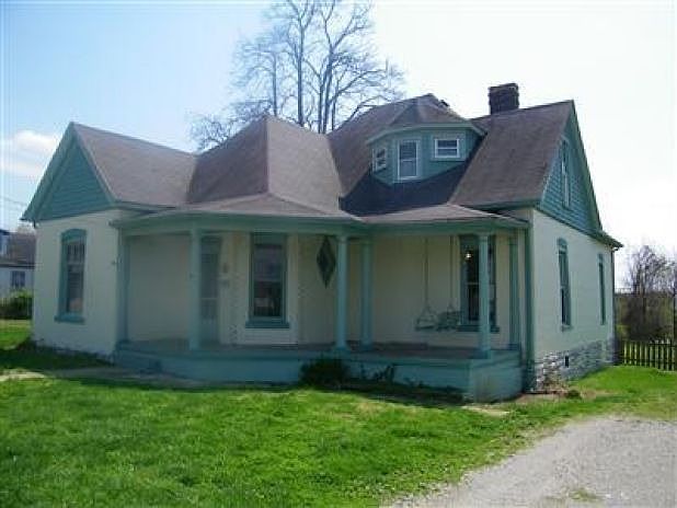 2nd image of 220 E Oak St