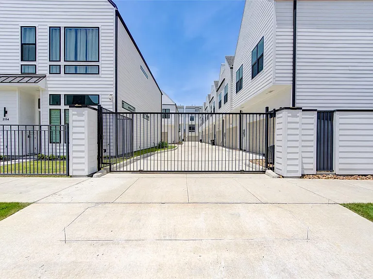 2418 Gray St — Photo 2