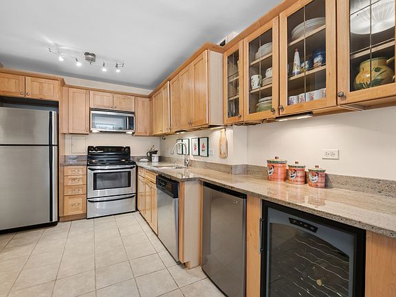 5th image of 260 E Chestnut St APT 1407