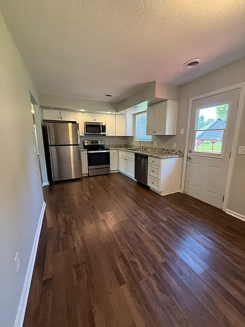 3 bed, 1728 sqft, $2,000 — Photo 2