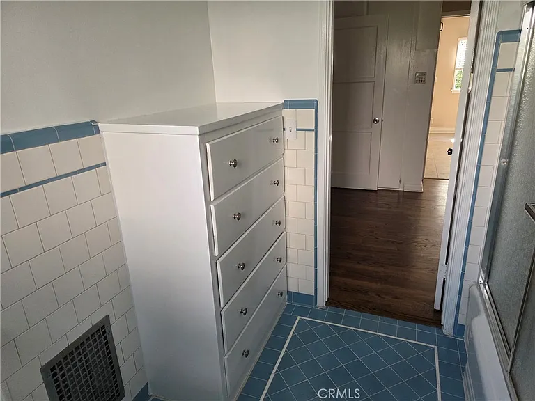 15219 Wyandotte St — Photo 21