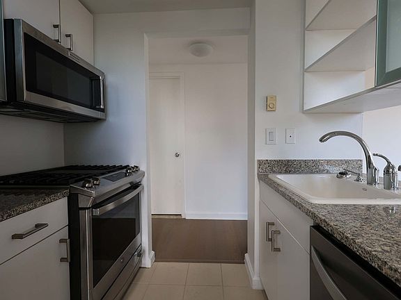 5th image of 500 W 56th St APT 1810