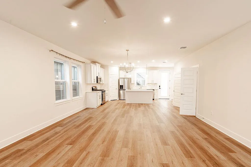 4 bed, 3.5 bath, 2100 sqft, $2,350 — Photo 3