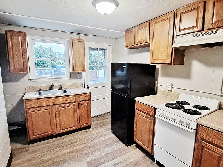 240 W High St — Photo 1