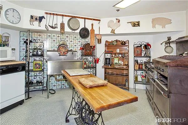 Sold by R New York | media 6