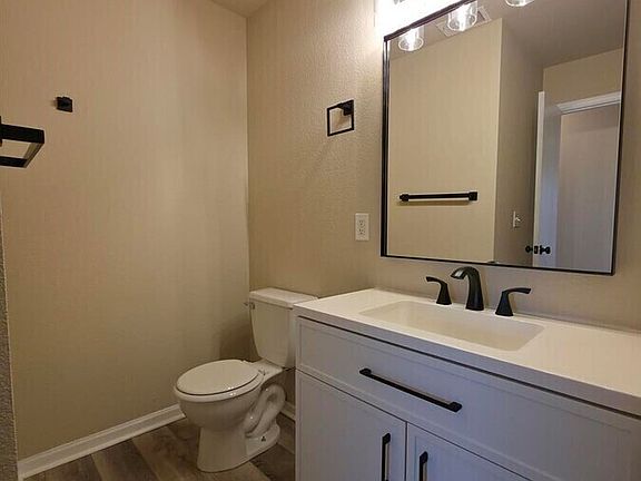4th image of 520 NW Woodbury Dr