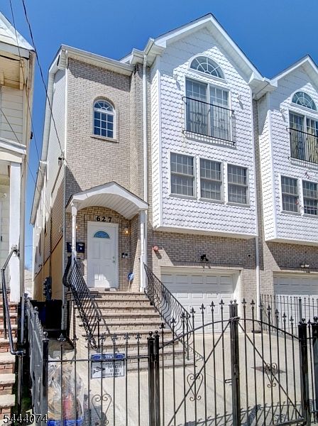 1st image of 627 Hunterdon St
