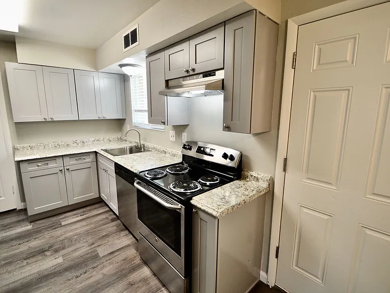 5705 S Pearl St — Photo 2