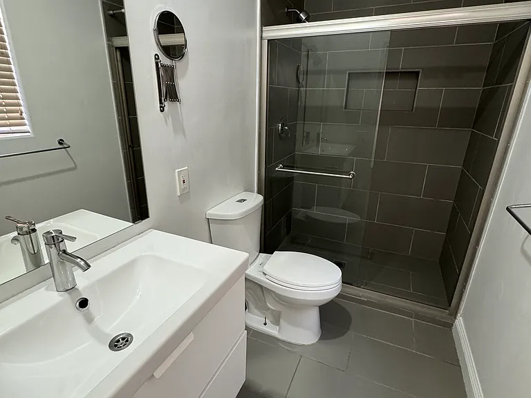1227 21st St #6 — Photo 3