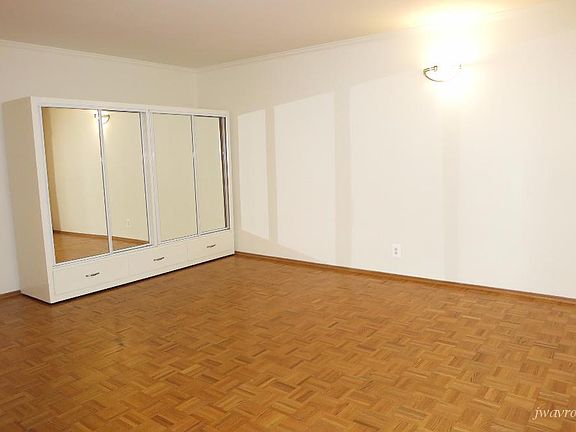 2nd image of 1911 Greenwich St APT 3