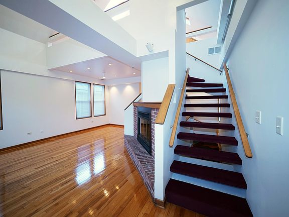 4th image of 2742 N Kenmore Ave #2