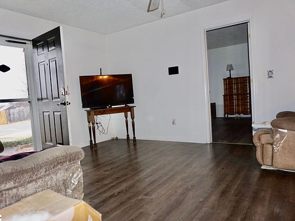 5th image of 113 Flint Ln