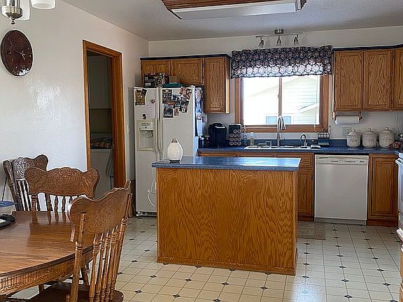 4th image of 306 E 9th St