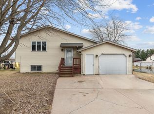 512 Oak Ridge Ln, New London, WI 54961