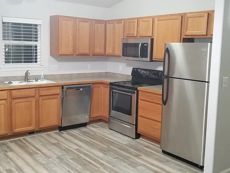 1563 Sommer St — Photo 2