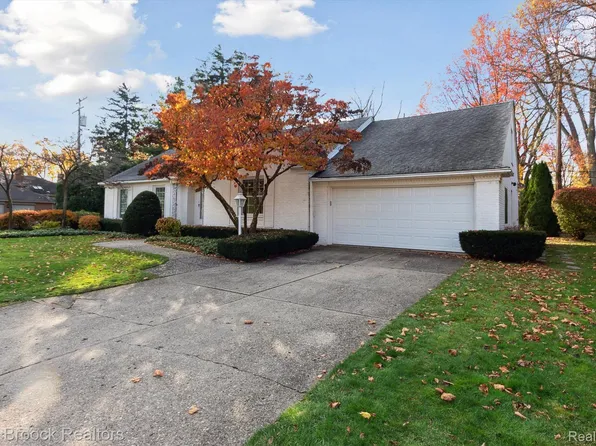 5 Lake Shore Ln, Grosse Pointe Shores, MI 48236