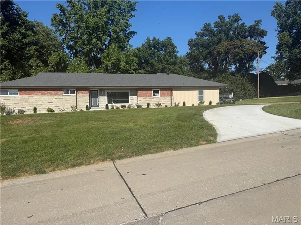 2 Dorclin Ln, Saint Louis, MO 63128