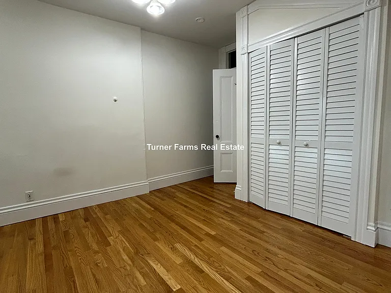 185 Davis Ave — Photo 16