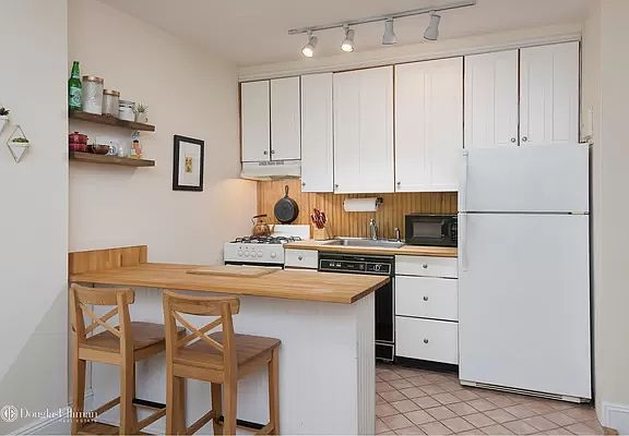 3rd image of 2 Grace Ct APT 1M