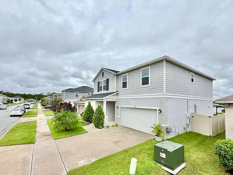 5 bed, 3.0 bath, 2566 sqft, $2,895 — Photo 4