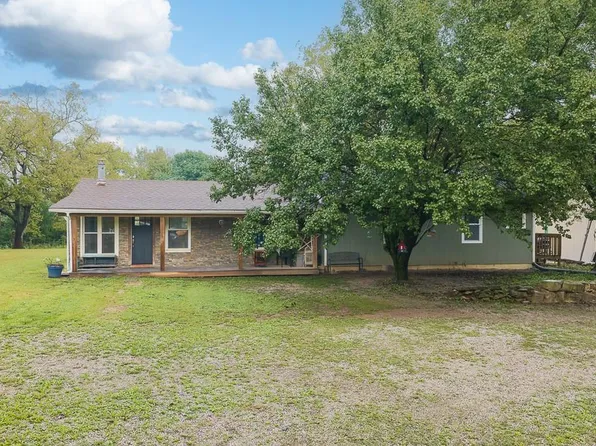 26169 Dehoff Dr, Tonganoxie, KS 66086