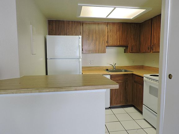 KITCHEN W/BREAKFAST COUNTER