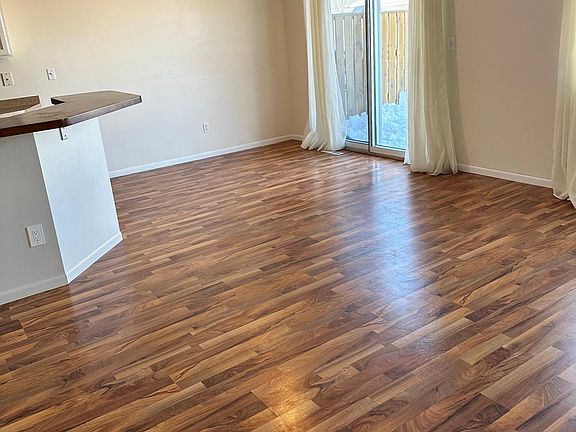 5th image of 962 42nd Ave W