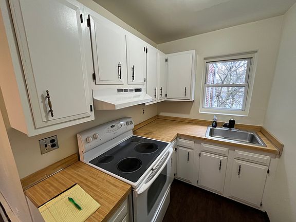 Beautiful kitchen with tons of cabinet space _ perfect for meal prep and staying organized!