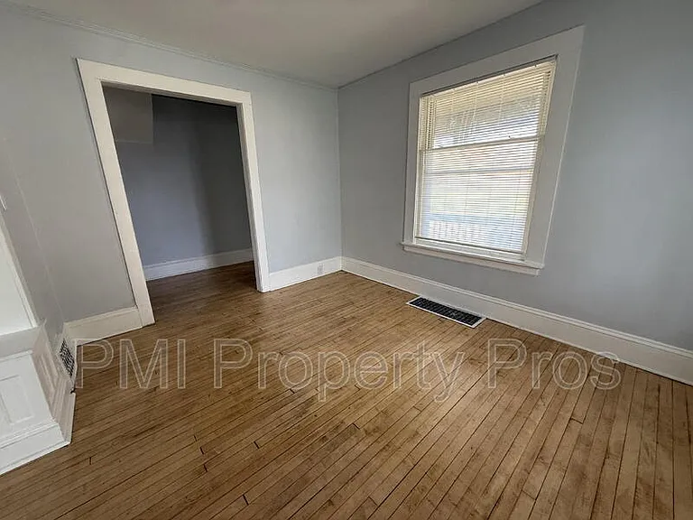 3109 W Walnut St — Photo 2