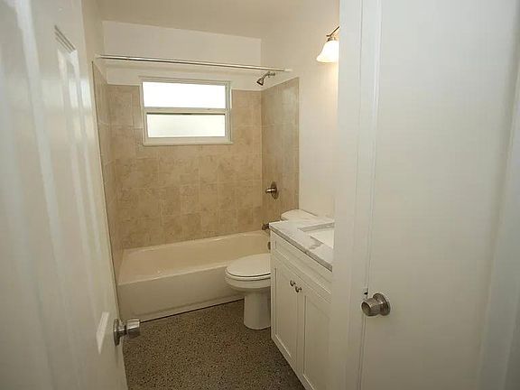 4th image of 2906 W Woodlawn Ave