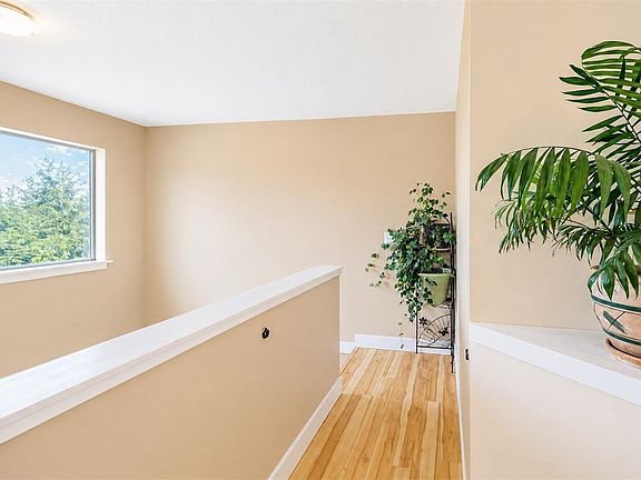 3rd image of 380 Pacific Cres