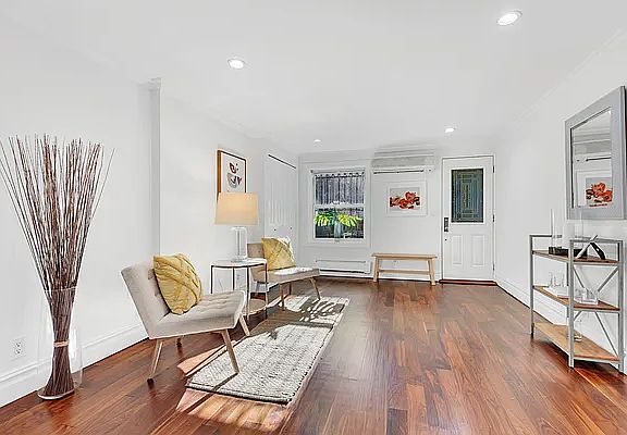 4th image of 371 Union St #Townhouse