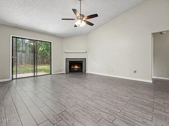3rd image of 924 ARIES Road W
