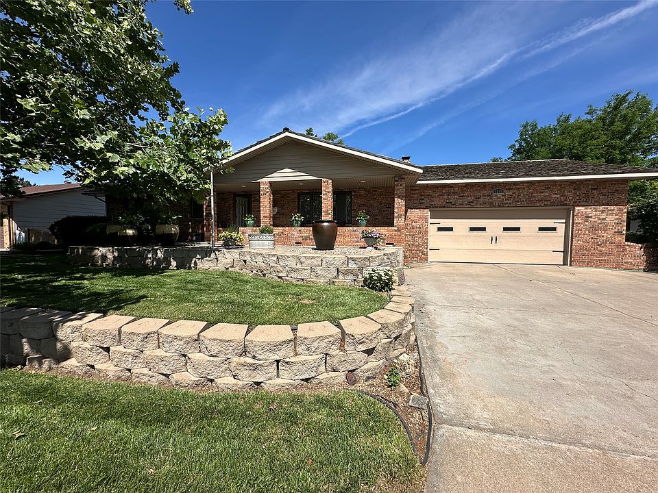 1st image of 2215 Robin Rd
