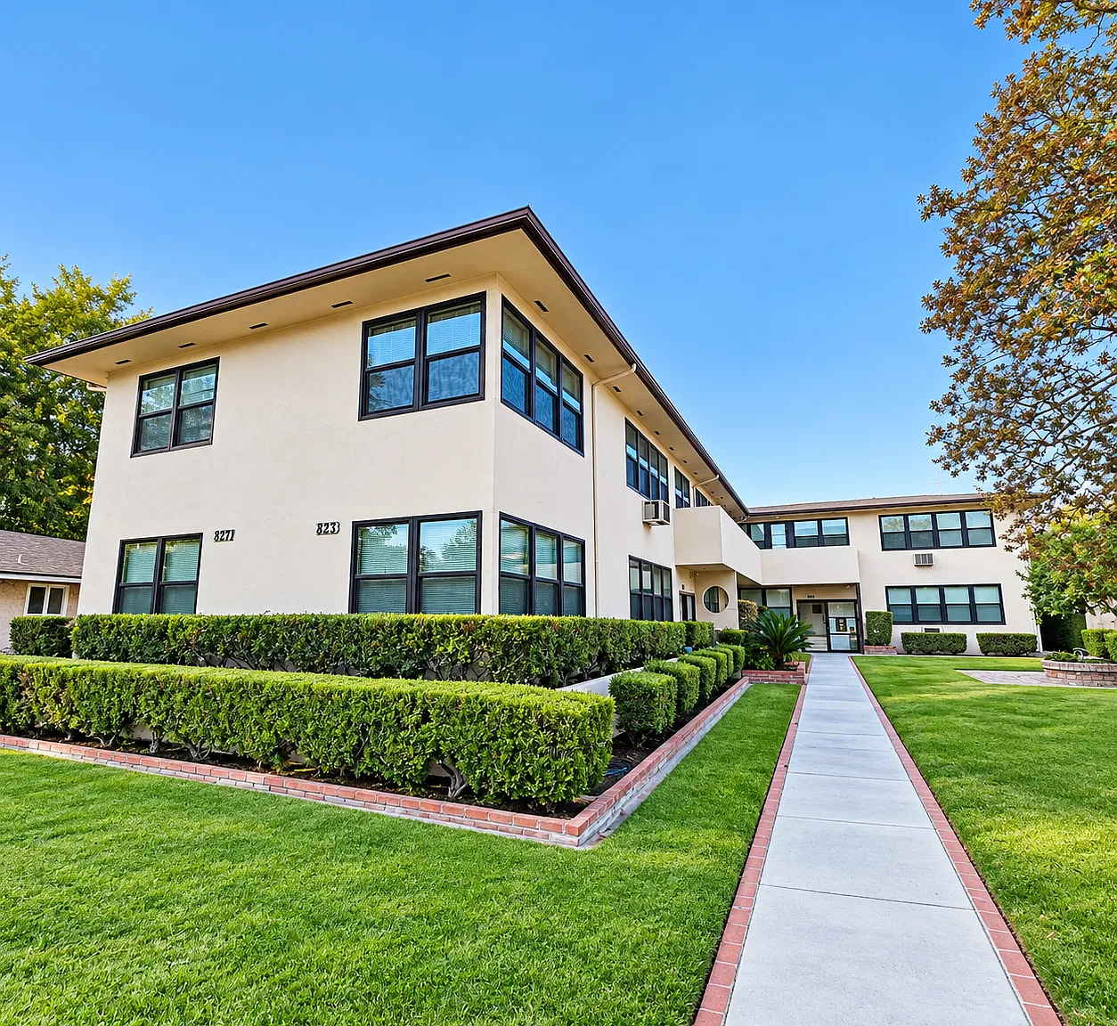 823 W Huntington Dr — Photo 1