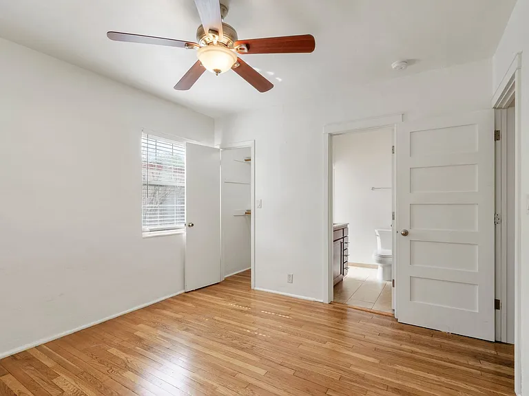 1121 E 9th St #1 — Photo 9