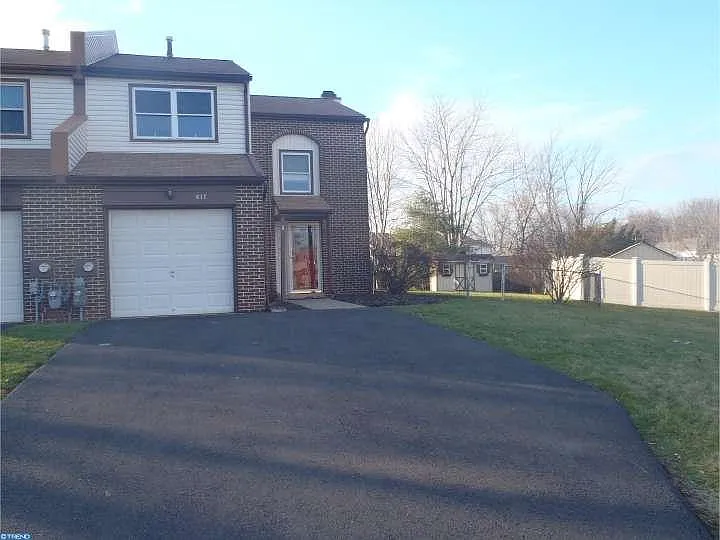 617 Chaucer Ct photo 1
