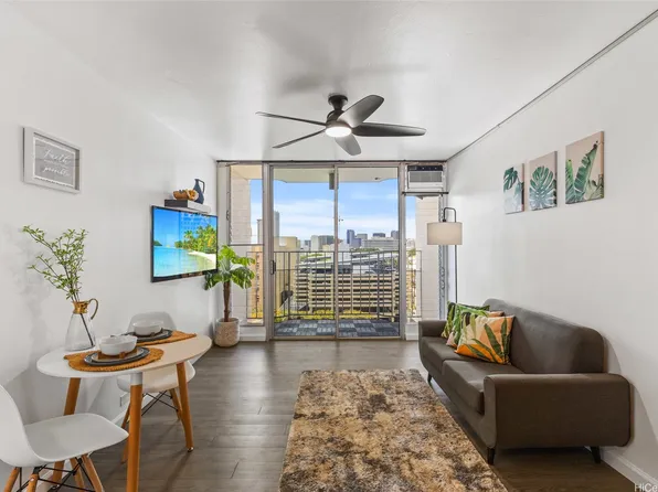 1125 Young St APT 910, Honolulu, HI 96814