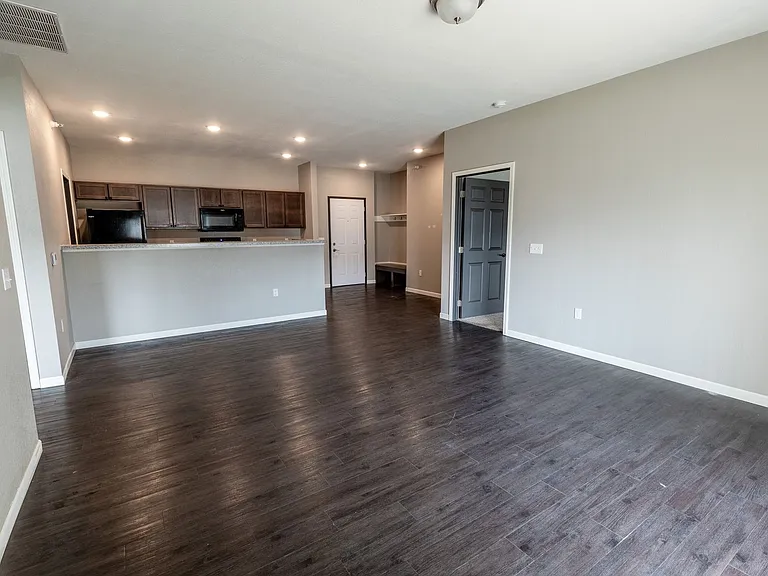 Welcome to Huntington Village — Photo 20