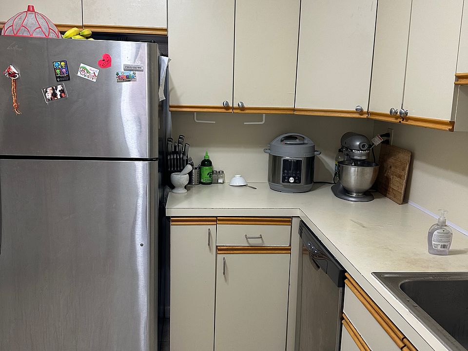 2nd image of 2100 Hudson St #10