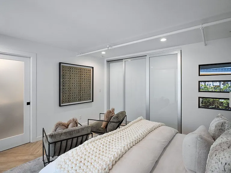 1037 N Laurel Ave #19C — Photo 40