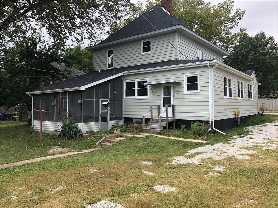 210 N Putnam St, Moweaqua, IL 62550 | Zillow