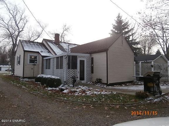 3rd image of 293 E Bacon St