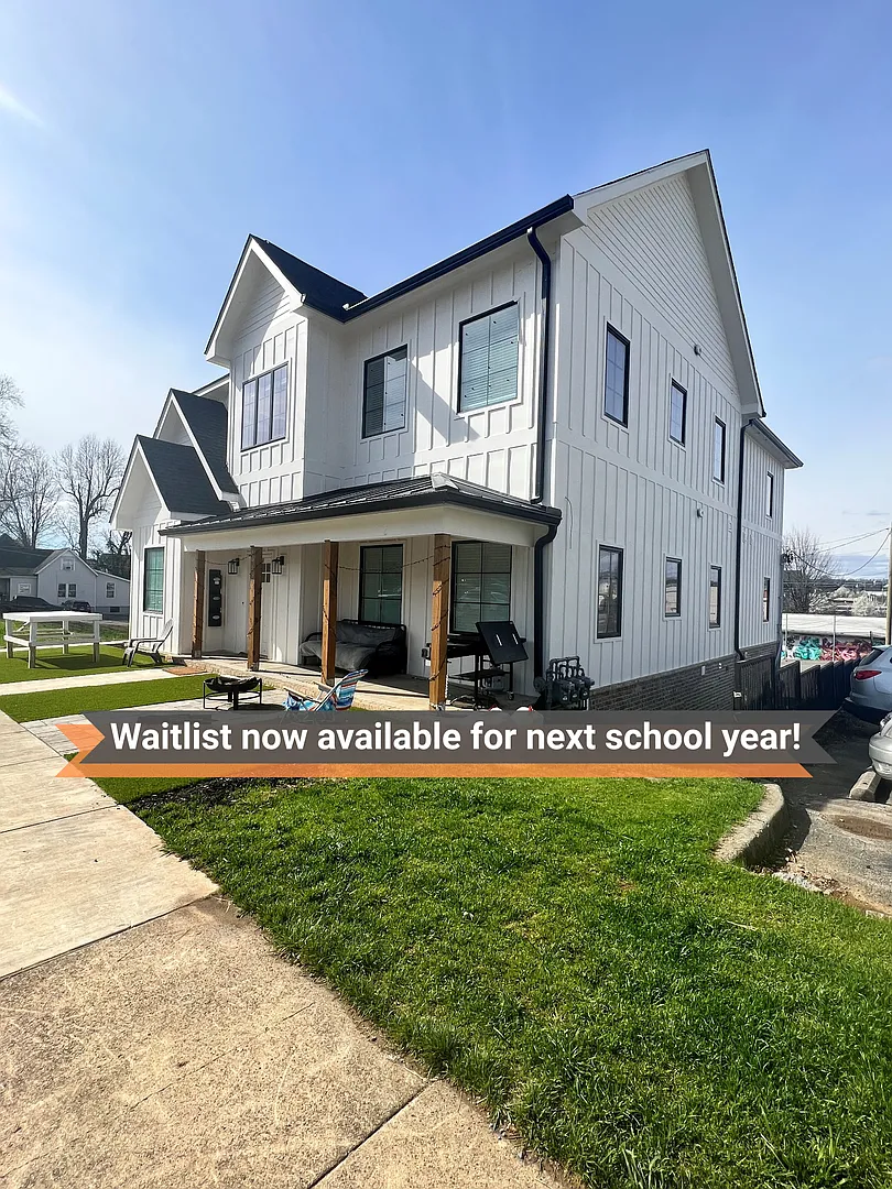 Waitlist for Aug2027Jul2028 Now Open! |5BR/5BA Middle Unit #102 in 14BR Triplex | Fort Sanders Ne... — Photo 1